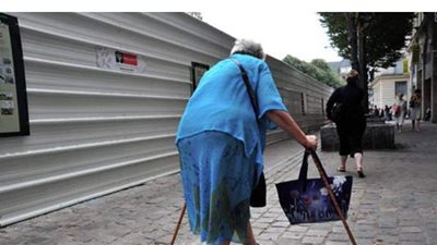 إيطالية في الـ92 من عمرها تتصدى لمحاولة سرقة بعكازها