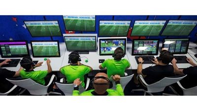 حكم سابق يكشف أسباب أزمة تطبيق الـ  VAR في الدوري الممتاز