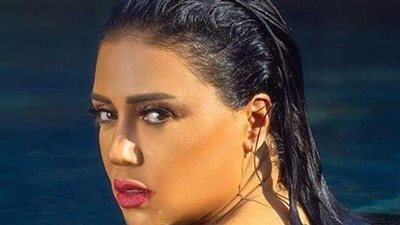 إطلالة جذابة لرانيا يوسف من البحر في جلسة تصوير