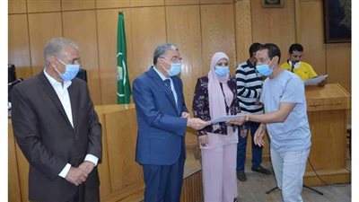 محافظ المنيا يسلم 63 مشروعا تنمويا لمواطني 6 مراكز