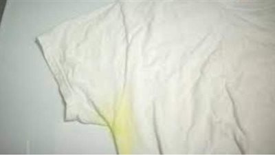 ٣ طرق فعالة لإزالة بقع العرق الصفراء من الملابس