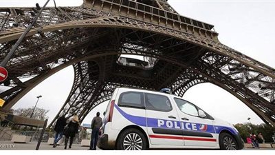 طعن رجل قرب محطة في باريس وفرار المهاجم | فيديو