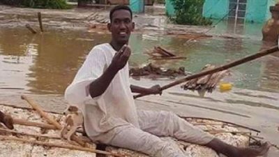سوداني ينقذ عدد  من الكلاب الصغيرة خلال الفيضانات| صور