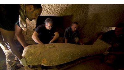 اكتشاف  بئر للدفن يضم 13 تابوتا آدميا مغلقا منذ أكثر من 2500 عاما بسقارة | صور