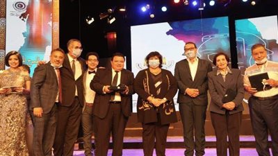 وزيرة الثقافة تكرم 9 أيقونات فنية في يوم المسرح المصري