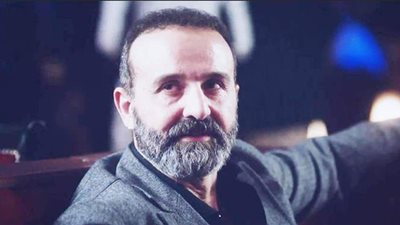 الفنان أيمن عزب يكشف حقيقة وفاة والده بسبب كورونا | فيديو