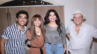 منة فضالى تشاهد مسرحية 