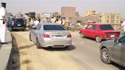 السرعة الزائدة واختلال عجلة القيادة وراء اصطدام سيارة بالرصيف الخرساني أعلى الدائري بحلوان