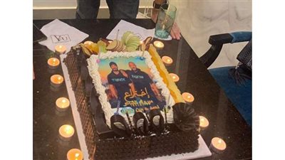 سلامة علي ورنا سماحة يحتفلان مع فريق عمل 