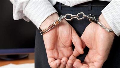 ضبط موظفين بالصف تقاضيا رشوة  بزعم وقف إزالة المنازل المخالفة