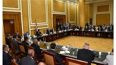 وزير الإسكان يبحث تعزير دور شرطة التعمير وإدارات الأمن فى منع المخالفات بالمدن الجديدة