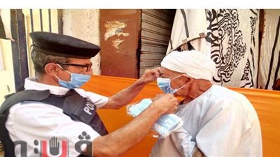 شرطة الإسماعيلية توزع الكمامات على الناخبين وتساعد كبار السن | صور