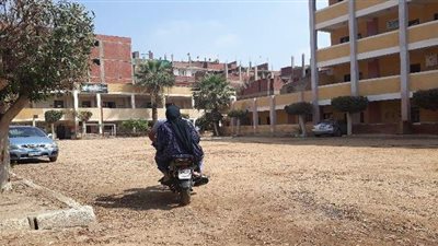 مسنة تدلي بصوتها من أعلى  دراجة نارية  في انتخابات الشيوخ بالقليوبية