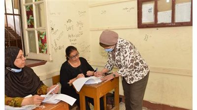 نائب رئيس جامعة أسيوط تدلى بصوتها في جولة الإعادة لانتخابات الشيوخ