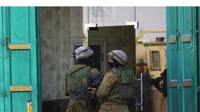 حملة اعتقالات واسعة في الضفة الغربية تطال أكثر من 50 شخصا