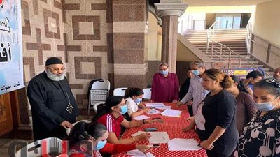 كنيسة أبي سيفين  في بورسعيد تساعد المواطنين لمعرفة مقراتهم الانتخابية في إعادة الشيوخ| صور