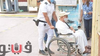 رجال الشرطة يساعدون كبار السن على الإدلاء بأصواتهم في  جولة الإعادة بانتخابات الشيوخ| صور