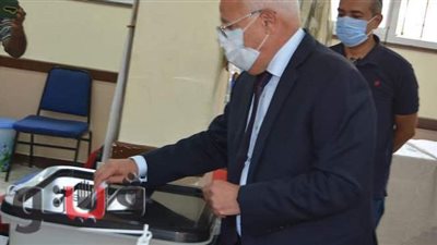 محافظ بورسعيد يدلي بصوته في انتخابات الإعادة بمجلس الشيوخ بالمشير إسماعيل| صور