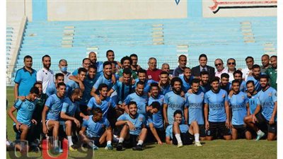 رئيس المحلة يجتمع باللاعبين لتحفيزهم قبل استئناف القسم الثاني | صور