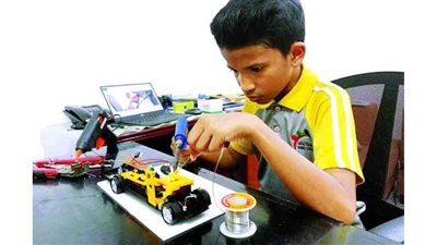 بعد وفاة صديقه بسبب الإهمال.. طفل إماراتي يبتكر  نظاما يمنع نسيان الصغار في الحافلات