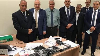 جمارك مطار القاهرة تحبط محاولة راكب مصري تهريب كمية من الـ iPhone