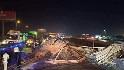 انقلاب سيارة محملة بالأخشاب على الطريق الصحراوي في الإسكندرية