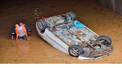 البنية التحتية لم تتحمل شدتها.. الفيضانات والسيول تغرق العاصمة الجزائرية | فيديو