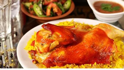 طريقة عمل الدجاج بالبهارات العربية والأرز الأصفر