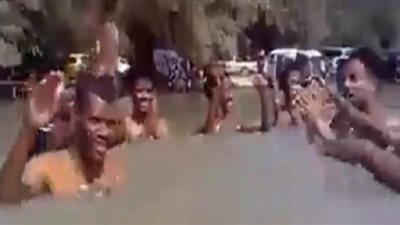 شباب سودانيون يواجهون الفيضانات والسيول بالأغاني الفلكلورية | فيديو