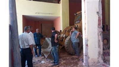 رئيس حي بولاق الدكرور يهدم برجا فى مرحلة الإنشاء