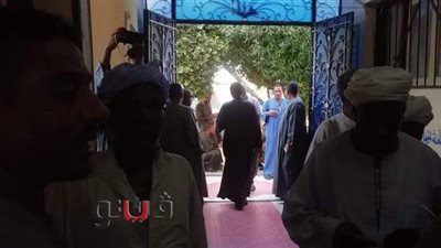 أهالي أبو تشت يصطفون طوابير للإدلاء بأصواتهم في جولة الإعادة بقنا | صور