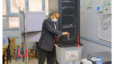 رئيس جامعة الأقصر يدلي بصوته في جولة الإعادة لانتخابات مجلس الشيوخ 2020