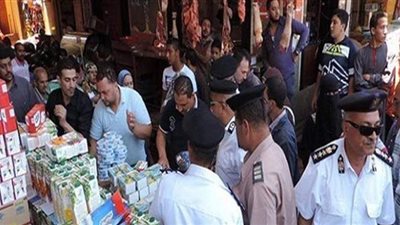 ضبط 64 طن مواد غذائية غير صالحة و 38 طن مواد خام بلاستيك مجهولة المصدر