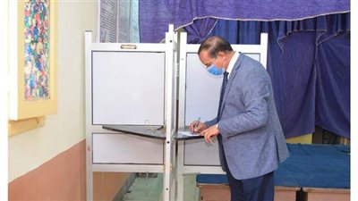 رئيس جامعة سوهاج يدلي بصوته الانتخابي بمجلس الشيوخ في جولة الإعادة ا صور