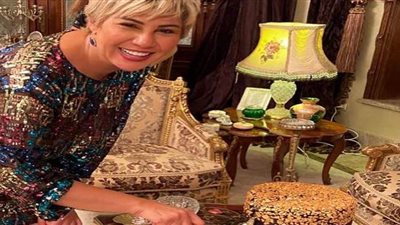 مفيدة شيحة تحتفل بعيد ميلادها الـ 49 داخل منزلها