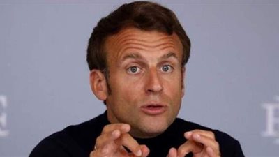 أعراض مشابهة لكورونا تظهر على ماكرون أثناء خطابه  ترعب الحاضرين | فيديو