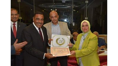 محافظ مطروح يكرم أعضاء قافلة جامعة الإسكندرية الطبية