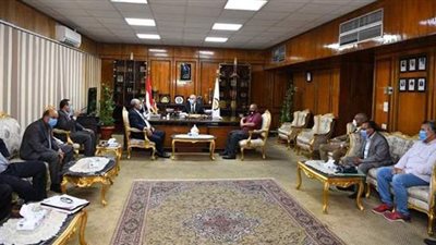 محافظ قنا يناقش متطلبات الأندية الرياضية بالمحافظة | صور