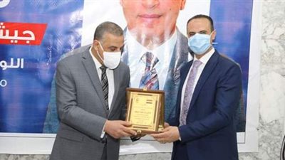 محافظ سوهاج يكرم 37 من العاملين بالقطاع الطبي | صور