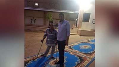 مواطن يدلي بصوته في انتخابات مجلس الشيوخ بأسيوط على 