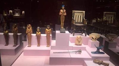 ​  وضع اللمسات النهائية لافتتاح معرض الملك توت عنخ آمون بمتحف الغردقة