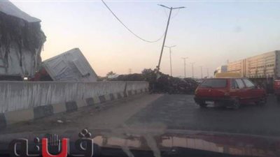 تكدس بسبب انقلاب سيارة نقل محملة قمامة على طريق 
