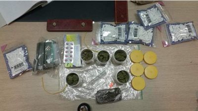 ضبط مسجل خطر بحوزته 78 قرصا مخدرا وبندقية خرطوش في السلام