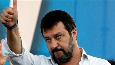 امرأة تمزق قميص وزير الداخلية الإيطالي السابق ماتيو سالفيني