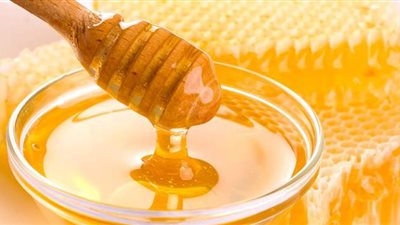 8 أسباب تجعلك تتناول العسل الأبيض يوميا