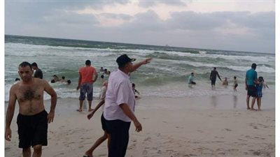 حملة على شواطئ العجمي تتحفظ على ٦٠ كرسي | صور