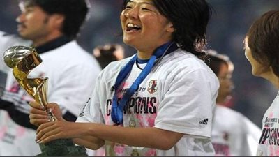 لأول مرة.. لاعبة دولية تنضم لفريق رجال لكرة القدم