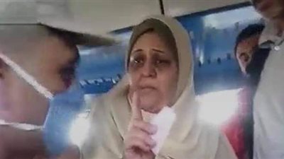 سيدة القطار باكية: جنودنا شايلين روحهم على ايديهم..وبدلة العسكري أغلى من 22 جنيها| فيديو