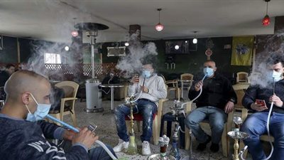استطلاع حكومي: 93.6% يؤيدون قرار منع الشيشة.. و81.4% يوافقون على غلق المقاهي منتصف الليل