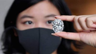 تنظيم مزاد علني في هونج كونج لبيع ماسة بيضاء عيار 102 قيراط